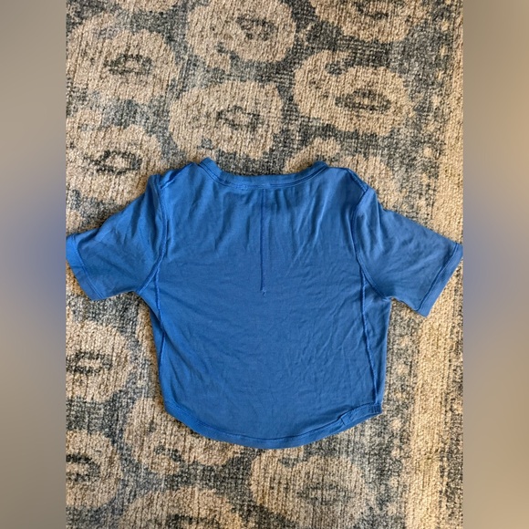 Lululemon Hold Tight Cropped T-Shirt Blue Nile Size 2-4 Pristine Condition - Picture 2 of 4